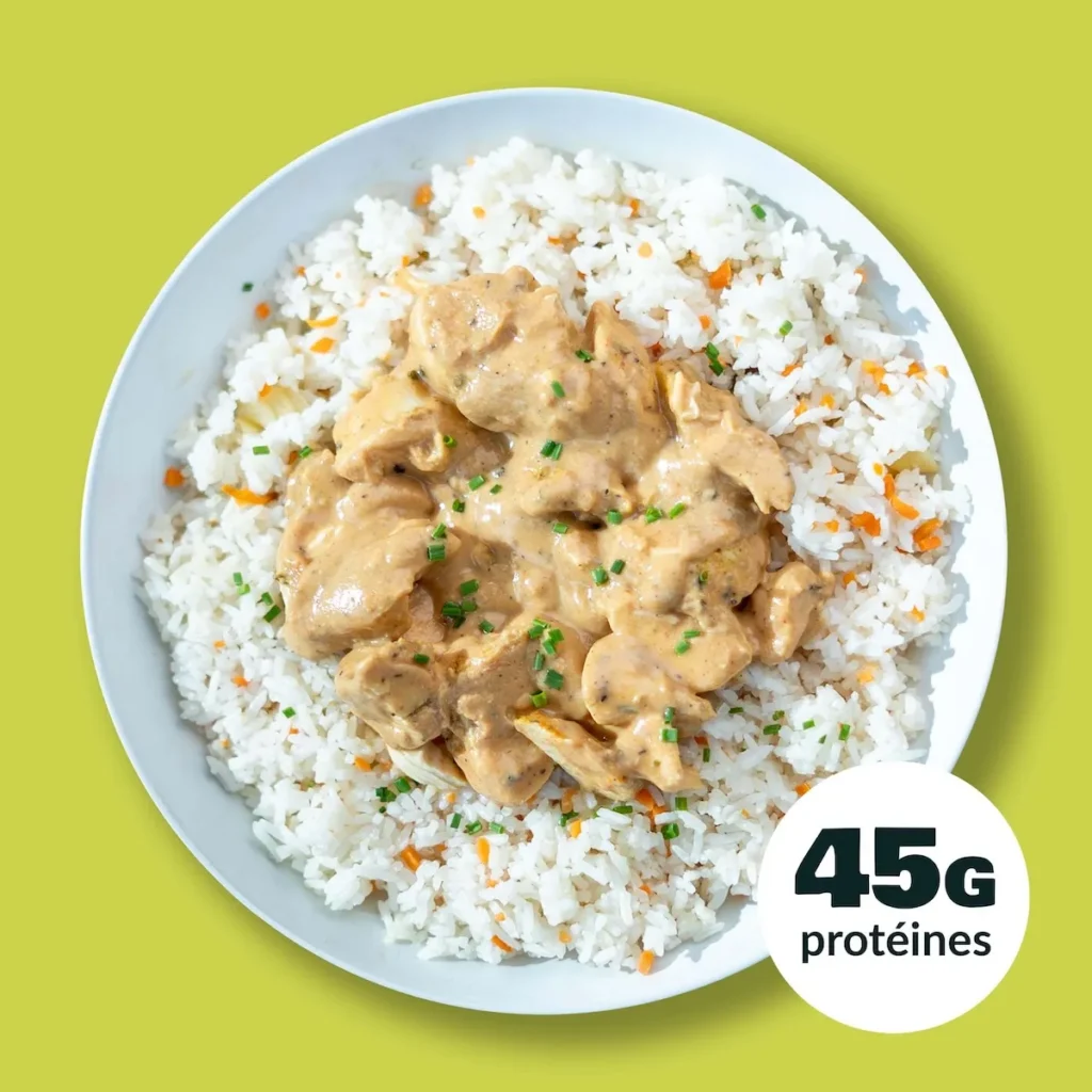 Émincé de poulet, sauce cacahuètes et son Riz Petits pois carottes