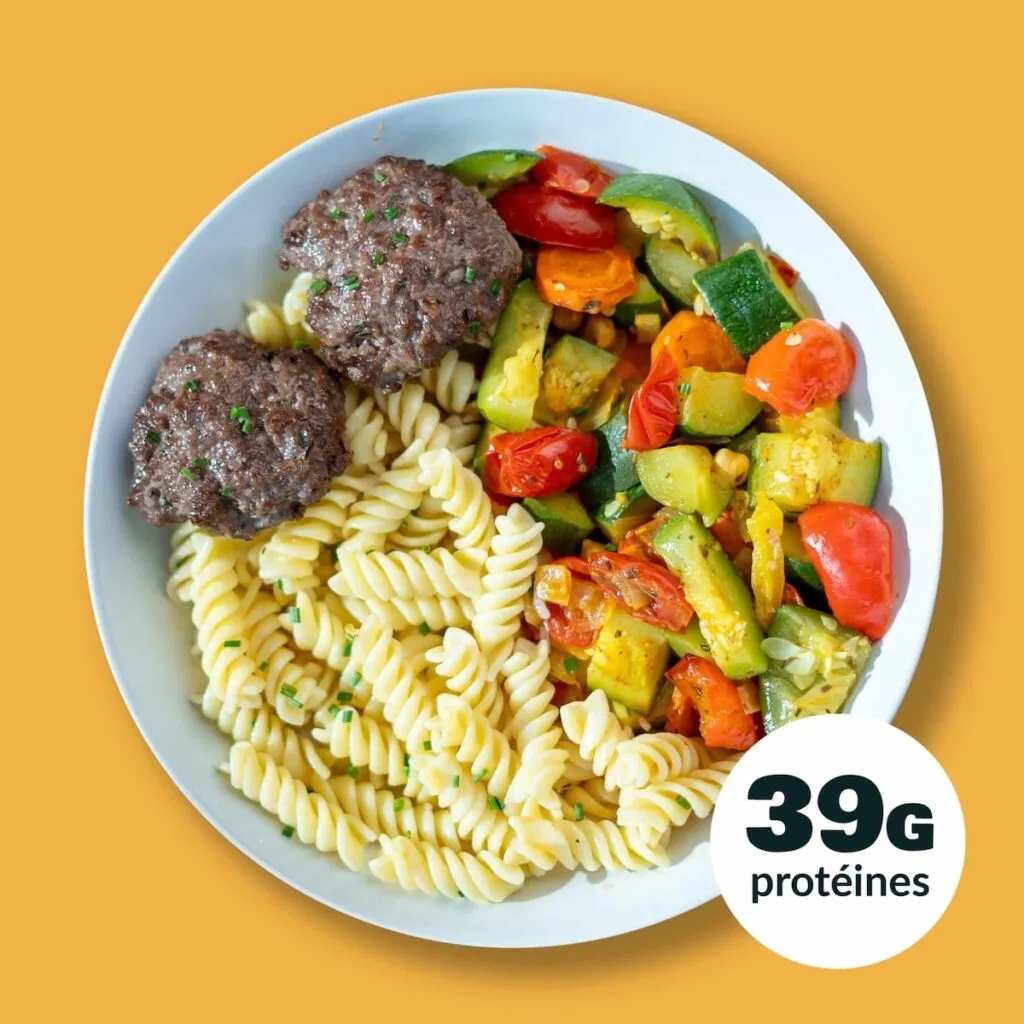 Palets de boeuf, pates et légumes de saison