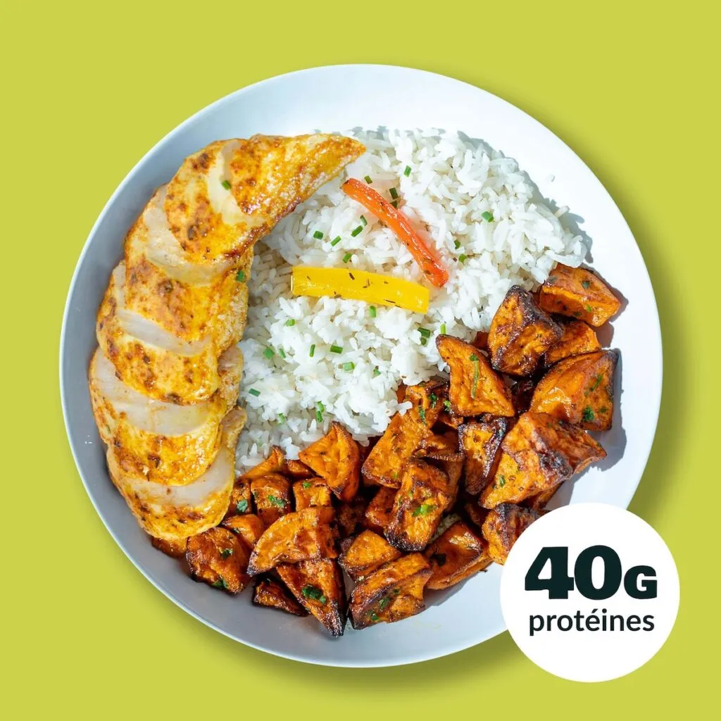 Poulet mariné grillé avec riz, patates douce et poivrons