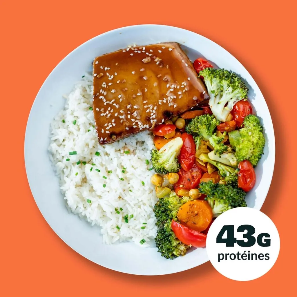 Steak de thon, laqué soja sésames, riz et légumes de saison